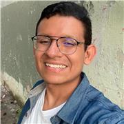 Maestro en formación en Ciencias Sociales apoya estudiantes de nivel secundaria hasta superior